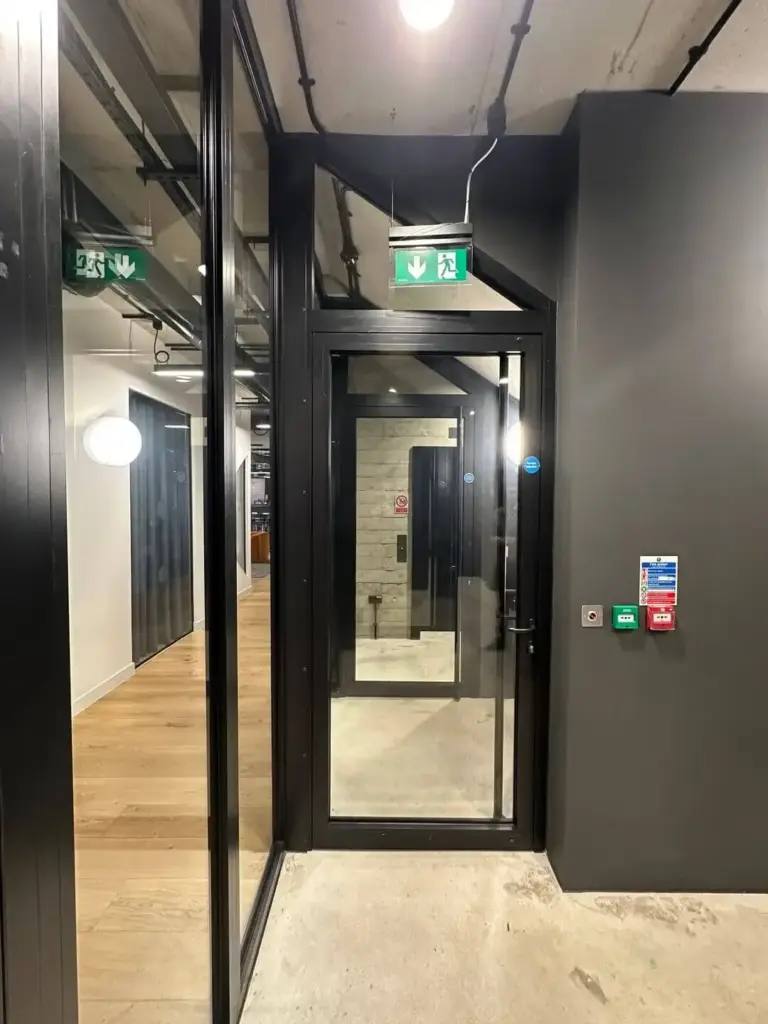 Door hinge and automatic closer mechanism on fire-rated door
