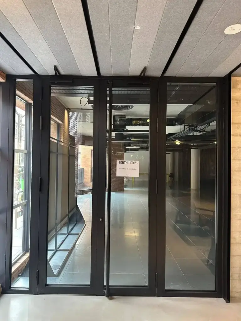 Fire-resistant double door with automatic closing system